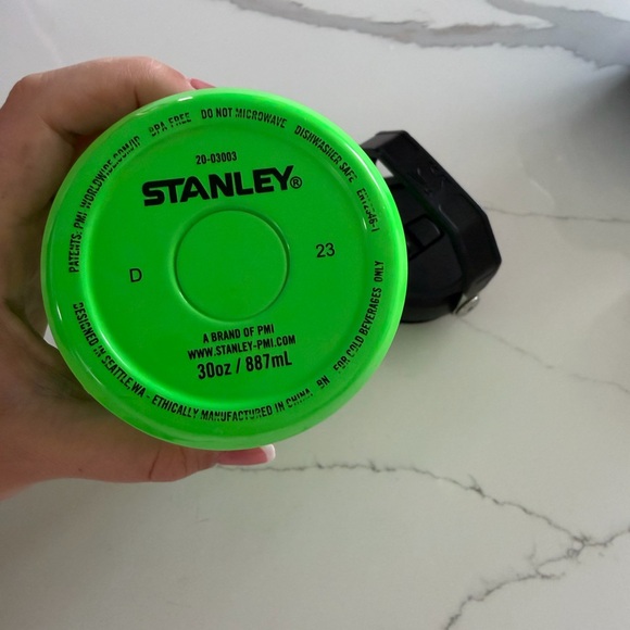 Stanley Bright Green 30oz - Picture 2 of 3
